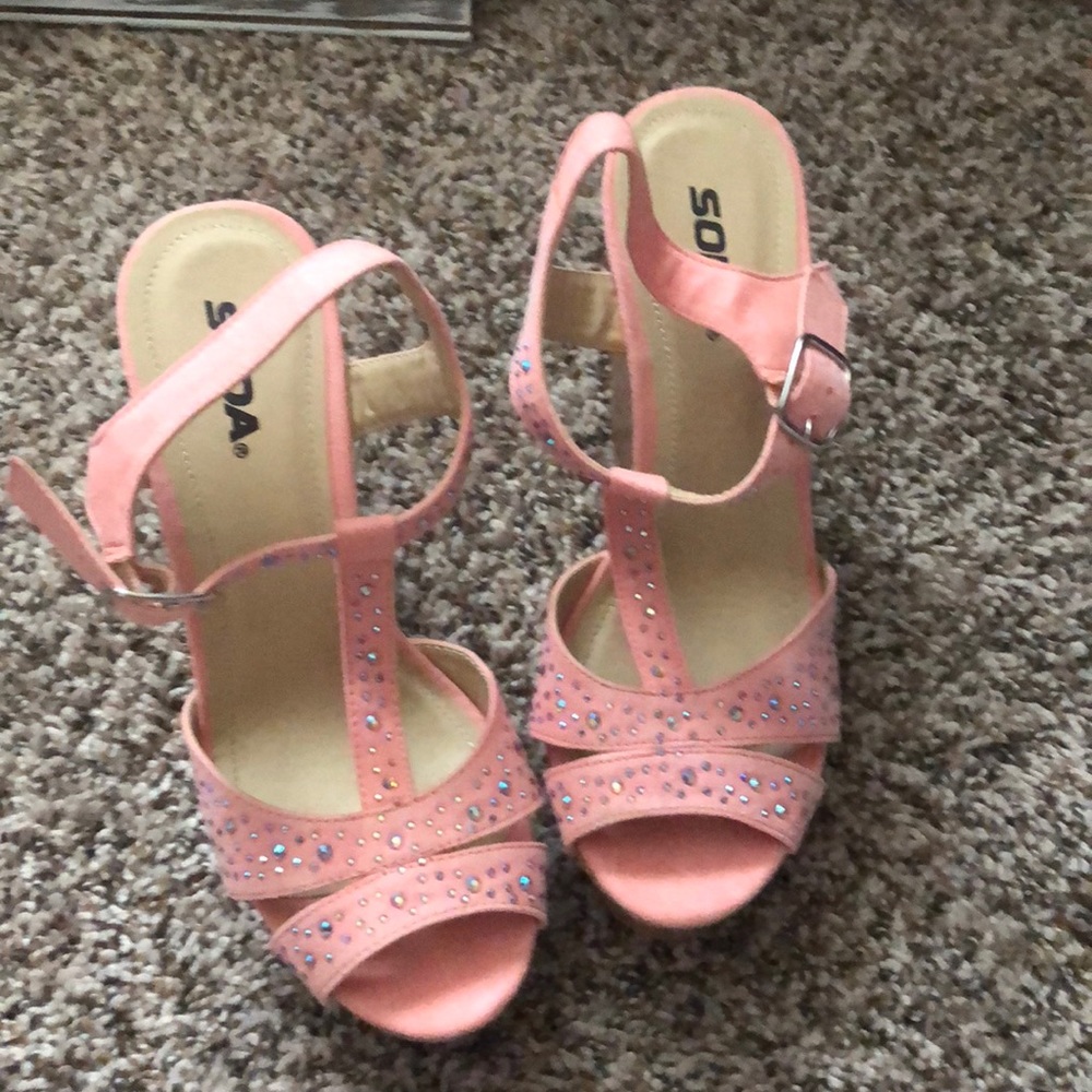 Soda wedges. So 8. Never worn